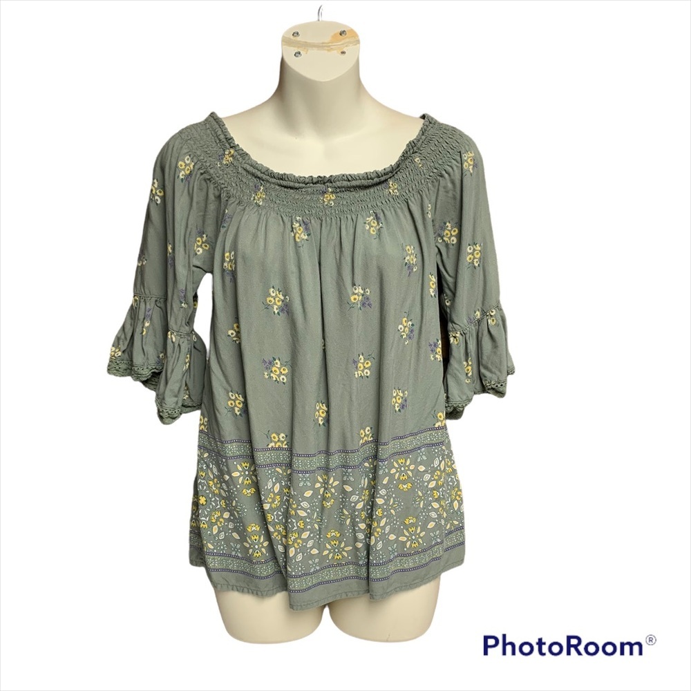 Maurice’s small green floral top with short sleeve bell sleeves